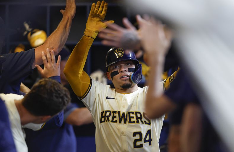 El venezolano William Contreras, de los Cerveceros de Milwaukee, festeja luego de conectar un jonrón de dos carreras en el quinto inning del juego ante los Gigantes de San Francisco, el miércoles 28 de agosto de 2024 (AP Foto/Jeffrey Phelps)