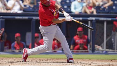 Pujols debuta con Cardenales; su esposa sale de cirugía