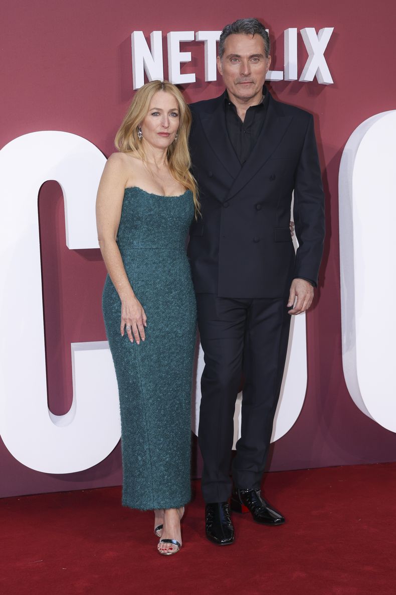 Gillian Anderson y Rufus Sewell posan a su llegada al estreno mundial de la película Scoop el miércoles 27 de marzo de 2024 en Londres. (Foto Vianney Le Caer/Invision/AP)