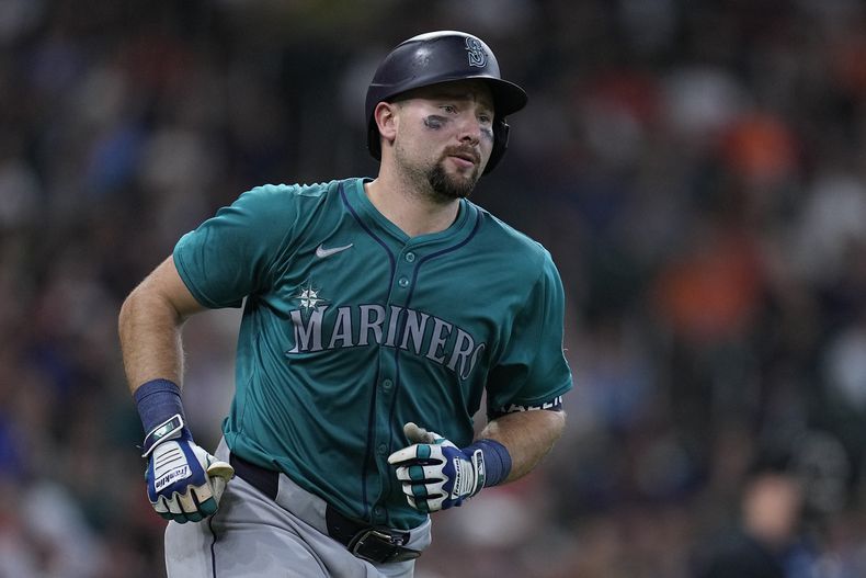 Cal Raleigh de los Marineros de Seattle recorre las bases luego de impactar el cuadrangular de la ventaja durante la novena entrada del juego de béisbol ante los Astros de Houston, el domingo 5 de mayo de 2024, en Houston. (AP Foto/Kevin M. Cox)