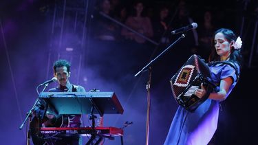 ARCHIVO – La cantautora mexico-estadounidense Julieta Venegas toca su acordeón en el Festival Vive Latino en la Ciudad de México el 19 de marzo de 2017. Venegas se presentará en La Premiere de los Latin Grammy el 16 de noviembre de 2023 en Sevilla, España. (Foto AP/Rebecca Blackwell, archivo)