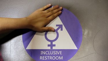 gobierno de trump anulara ley sobre banos para transgeneros