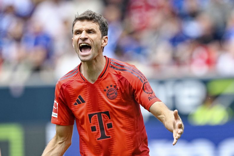 Thomas Mueller del Bayern Múnich durante el partido contra Hoffenheim en la Bundesliga, el 17 de mayo de 2025, en Sinsheim, Alemania. (Uwe Anspach/dpa vía AP)
