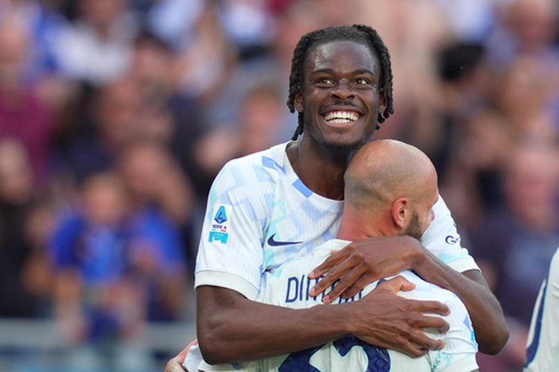 Yann Aurel Bisseck del Inter de Milán celebra tras anotar en el encuentro de la Serie A ante el Torino el domingo 26 de abril del 2026. (Spada/LaPresse via AP)