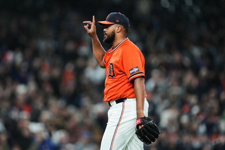 Kenley Jansen, lanzador de los Tigres de Detroit, reacciona al último out contra los Marlins de Miami durante la novena entrada de un juego de béisbol el viernes 10 de abril de 2026, en Detroit. (Foto AP/Paul Sancya)