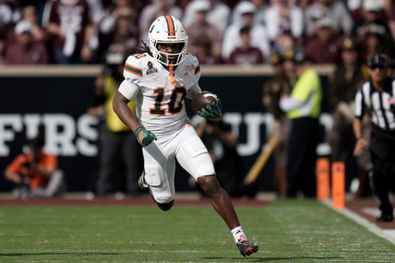 El receptor de Miami Malachi Toney regresa un despeje ante Texas A&M en la primera ronda de los playoffs colegiales el sábado 20 de diciembe del 2025. (AP Foto/Sam Craft)