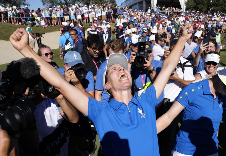 El equipo de Europa celebra la victoria en la Copa Solheim de golf, el domingo 24 de septiembre de 2023, en Casares, España. (AP Foto/Bernat Armangue)