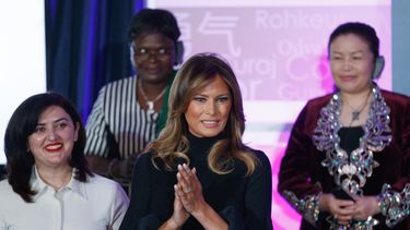 Melania Trump elogia a mujeres de 12 países por su valor