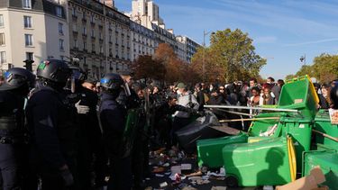 Policía antimotines se ve desplegada ante estudiantes de secundaria durante una protesta contra la falta de recursos de las escuelas, en París, el martes 6 de octubre de 2026. (AP Foto/Aurelien Morissard)