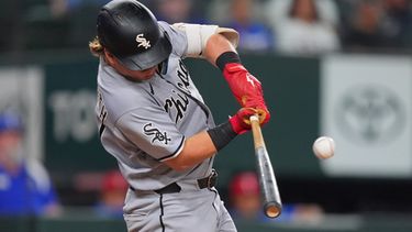 Chase Meidroth, de los Medias Blancas de Chicago, pega un sencillo productor en el juego del miércoles 22 de julio de 2026 ante los Rangers de Texas (AP Foto/LM Otero)