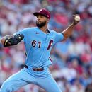 El dominicano Cristopher Sánchez, de los Filis de Filadelfia, lanza en el duelo del jueves 6 de agosto de 2026 ante los Nacionales de Washington (AP Foto/Matt Slocum)