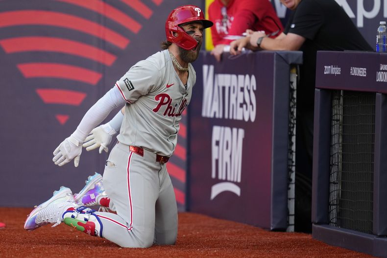 Bryce Harper (3), de los Filis de Filadelfia, celebra después de conectar un jonrón contra los Mets de Nueva York durante la cuarta entrada de primer juego de la Serie en Londres, el sábado 8 de junio de 2024. (AP Foto/Kirsty Wigglesworth)