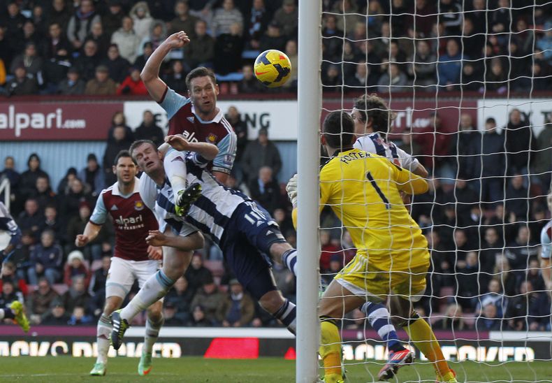 El jugador de West Ham, Kevin Nolan, arriba izquierda, anota un gol contra West Bromwich Albion en la liga Premier el s&aacute;bado, 28 de diciembre de 2013, en Londres. (AP Photo/Sang Tan)