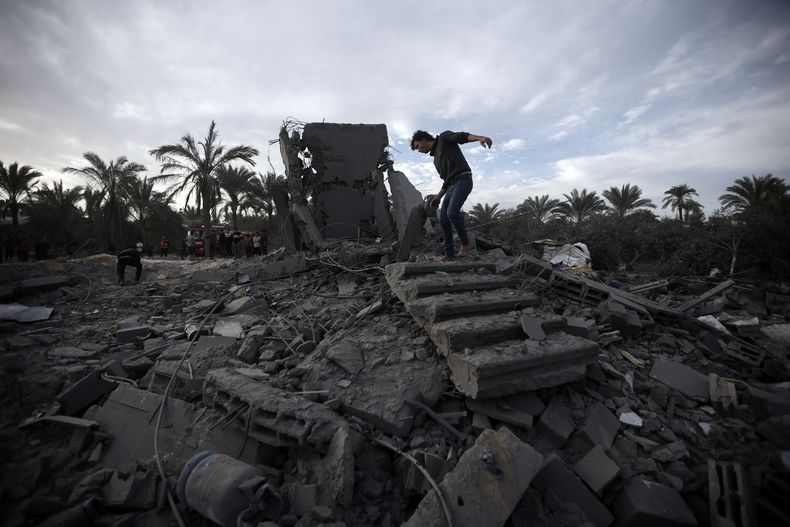 Palestinos revisan los daños en una casa destruida tras ataques aéreos israelíes sobre Jan Yunis, en el sur de la Franja de Gaza, el 22 de noviembre de 2023. (AP Foto/Mohammed Dahman)