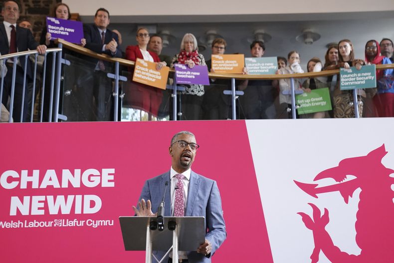 El ministro principal de Gales, Vaughan Gething, habla en el lanzamiento de los seis pasos de los laboristas para el cambio en Gales en el Priory Centre en Abergavenny, Gales, el jueves 30 de mayo de 2024. (Stefan Rousseau/PA vía AP)