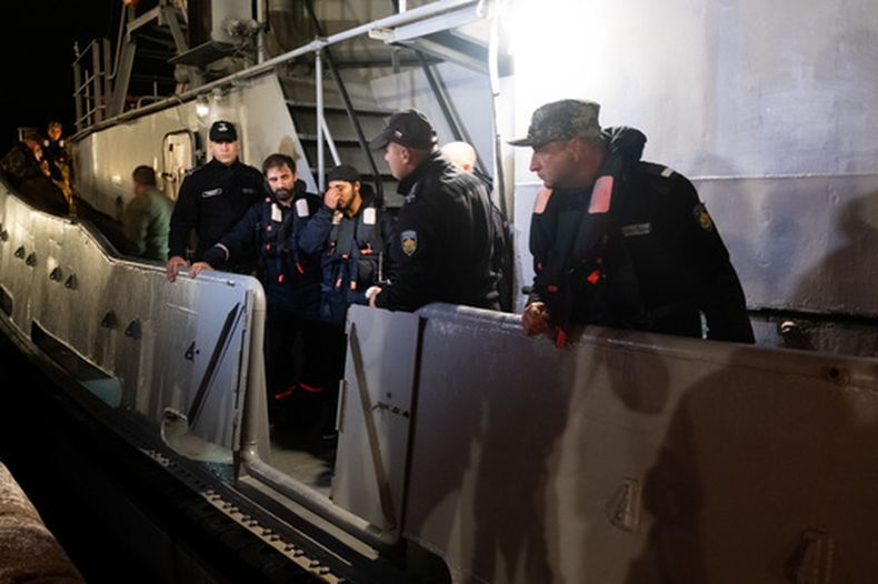 Cuatro marinos rescatados de un barco hundido tras un ataque de dron, el HS Dignity, se ven en el barco de rescate de la Marina búlgara Mizar, mientras son trasladados al puerto de Varna, Bulgaria, el martes 13 de octubre de 2026. (Moreto.net via AP)