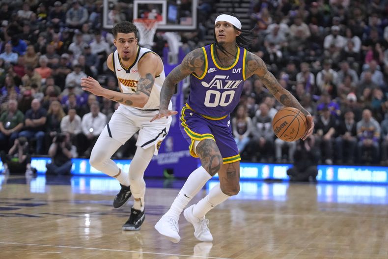 Jordan Clarkson, del Jazz de Utah, elude a Michael Porter Jr., de los Nuggets de Denver, en el partido del miércoles 10 de enero de 2024 (AP Foto/Rick Bowmer)