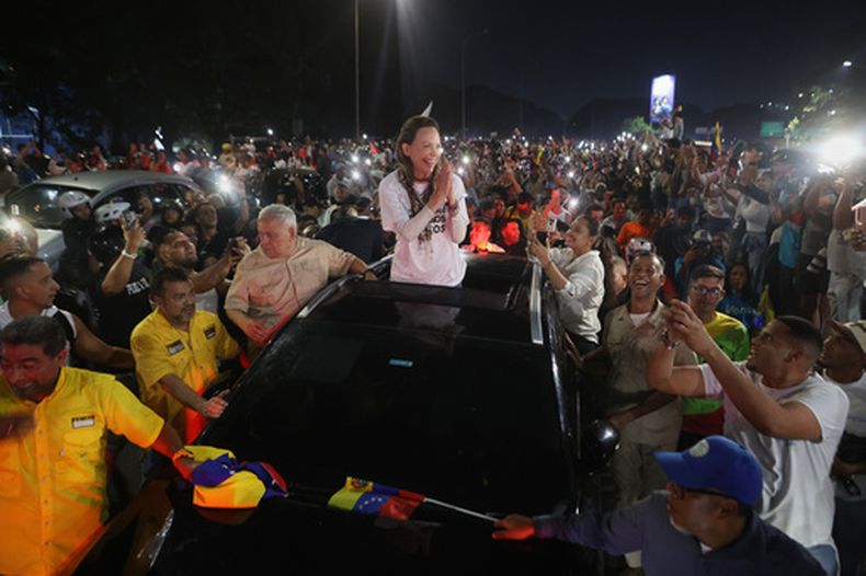 La opositora venezolana y ganadora del Premio Nobel de la Paz, María Corina Machado, llega a Caracas el domingo 25 de octubre de 2026, después de pasar meses en el extranjero. (AP Foto/Javier Campos)