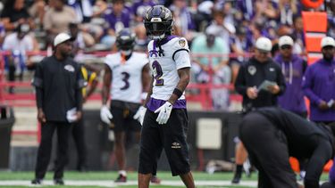El esquinero de los Ravens de Baltimore, Nate Wiggins (2), entrenó durante el campamento de entrenamiento de fútbol americano del equipo, el sábado 1 de agosto de 2026, en la Universidad de Maryland en College Park, Maryland. (Foto AP/Stephanie Scarbrough)