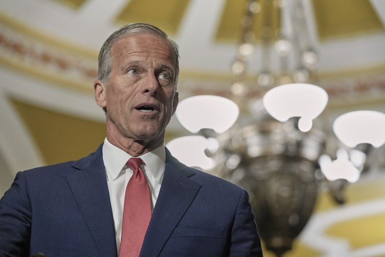 El líder de la mayoría del Senado, John Thune, republicano por Dakota del Sur, habla durante una conferencia de prensa después de un almuerzo político en el Capitolio, el martes 9 de septiembre de 2025, en Washington. (AP Foto/Mariam Zuhaib)