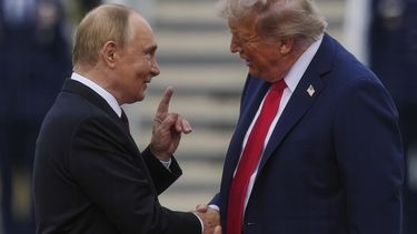 El presidente de EEUU, Donald Trump, saluda al presidente de Rusia, Vladímir Putin, el viernes 15 de agosto de 2025 en la Base Conjunta Elmendorf-Richardson, en Alaska. (AP Foto/Julia Demaree Nikhinson)