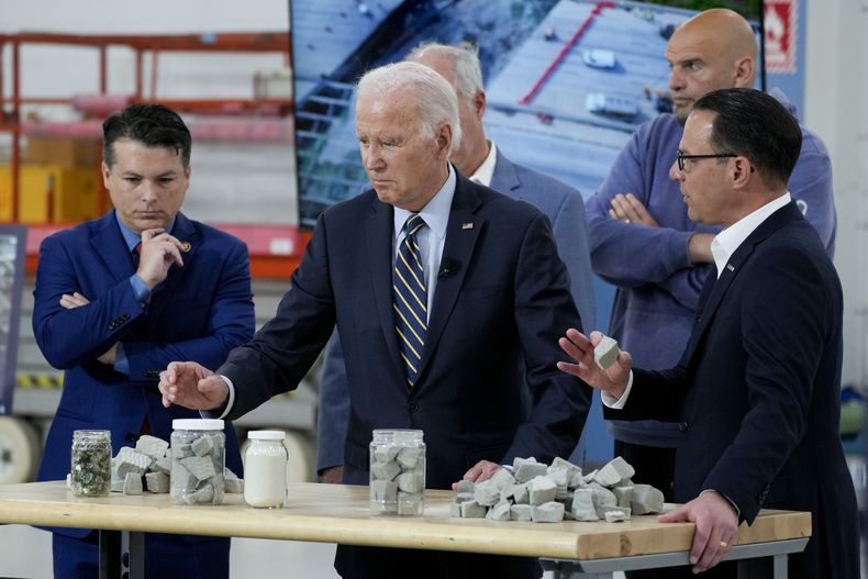 El presidente Joe Biden escucha al gobernador de Pensilvania, Josh Shapiro, a la derecha, en el Aeropuerto Internacional de Filadelfia, el sábado 17 de junio de 2023, después de un recorrido en helicóptero por un tramo que se vino abajo de la carretera Interestatal 95. A la izquierda el representante Brendan Boyle, el senador Bob Casey, atrás de Biden, y el senador John Fetterman, todos demócratas de Pensilvania. (AP Foto/Manuel Balce Ceneta)