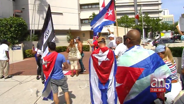 protestan frente a consulado de mexico en miami por el apoyo de obrador a la dictadura cubana