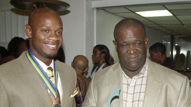 ARCHIVO - Foto del 23 de febrero del 2006, el velocista Asafa Powell junto con su entrenador Stephen Francis tras recibir el galardón tras ganar el premio al deportista de Jamaica del 2005. (AP Foto/Collin Reid, Archivo)