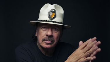 Carlos Santana posa para un retrato el viernes 16 de junio de 2023 en Nueva York. (Foto Drew Gurian/Invision/AP)