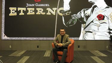 El productor mexicano Guillermo Hernández Galicia posa para un retrato durante una entrevista para promover el álbum Eterno de Juan Gabriel, en la Ciudad de México, el miércoles 3 de septiembre de 2025. (Foto AP/Berenice Bautista)