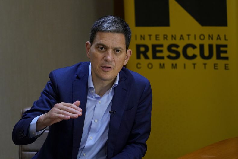 David Miliband, presidente y director general de Comité Internacional de Rescate, durante una entrevista con The Associated Press en Beirut, Líbano, el 25 de julio de 2023. (AP Foto/Bilal Hussein)