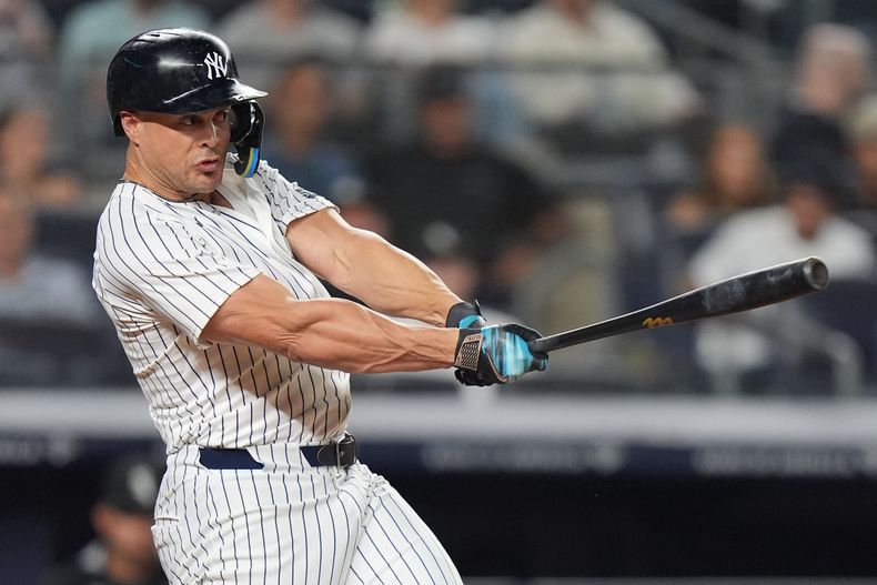 Giancarlo Stanton, de los Yankees de Nueva York, conecta un doble de tres carreras en el juego del jueves 25 de septiembre de 2025, ante los Medias Blancas de Chicago (AP Foto/Frank Franklin II)