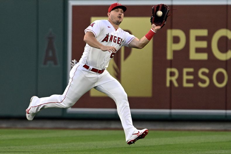 Los Angelinos de Los Ángeles Mike Trout corre para atrapar un elevado golpeado por el jugador de los Medias Rojas Pablo Reyes, en el quinto inning de su juego de béisbol en Anaheim, California, el lunes 22 de mayo de 2023. (AP Foto/Alex Gallardo)