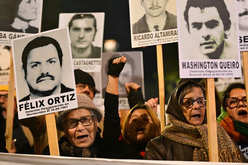 Manifestantes participan en la Marcha del Silencio, en memoria de quienes desaparecieron durante la dictadura militar de 1973-1985, en Montevideo, Uruguay, el miércoles 20 de mayo de 2026. (Foto AP/Santiago Mazzarovich)