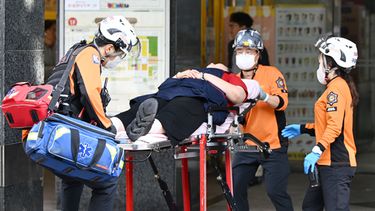 Trabajadores de emergencias sacan a una persona herida de un centro comercial en Incheon, Corea del Sur, el martes 13 de octubre de 2026. (Im Sun-suk/Yonhap via AP)