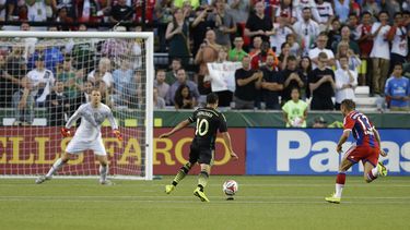 americateve | En esta foto del 6 de agosto del 2014, Landon Donovan, del Galaxy de Estados Unidos, se apresta a derrotar al arquero alem&aacute;n Manuel Neuer del Bayern Munich en Portland, Oreg&oacute;n. El 9 de agosto se conoci&oacute; que Neuer fue proclamado el fut