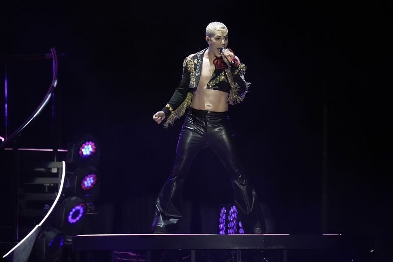 Christian Chávez de la banda mexicana pop RBD durante su concierto en el Foro Sol de la Ciudad de México el jueves 30 de noviembre de 2023. (Foto AP/Eduardo Verdugo)