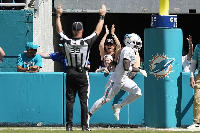 Tyreek Hill (10), wide receiver de los Dolphins de Miami, anota un touchdown durante la segunda mitad del partido de la NFL en contra de los Jaguars de Jacksonville, el domingo 8 de septiembre de 2024, en Miami Gardens, Florida. (AP Foto/Rebecca Blackwell)