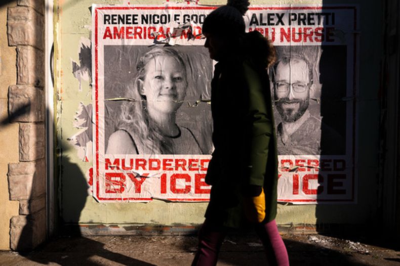 Afiches en memoria de Renee Good y Alex Pretti en Minneapolis el 31 de enero del 2026. (AP foto/Julia Demaree Nikhinson)