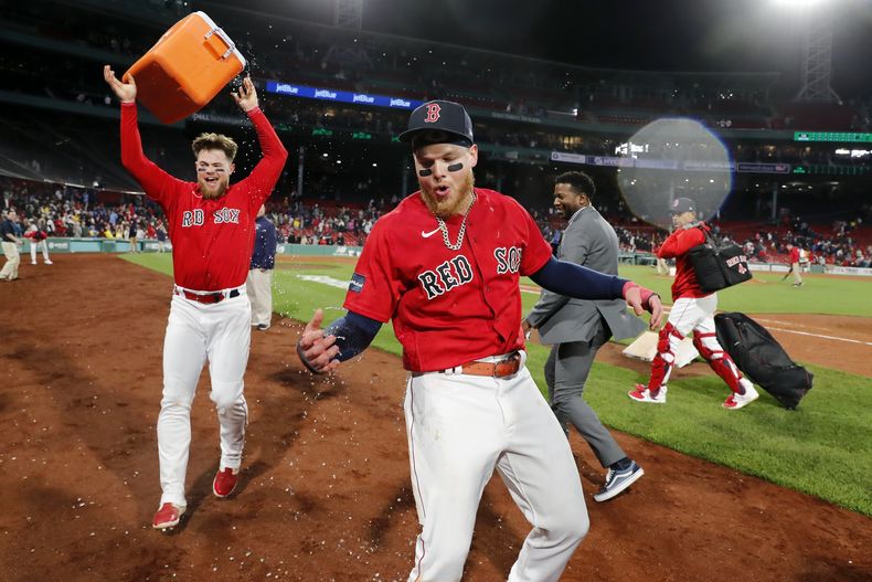 Christian Arroyo junto a su compañero de los Medias Rojas de Boston Alex Verdugo después del walk-off hit de Verdugo en la novena en el duelo ante los Azulejos de Toronto el lunes 1 de mayo del 2023. (AP Foto/Michael Dwyer)