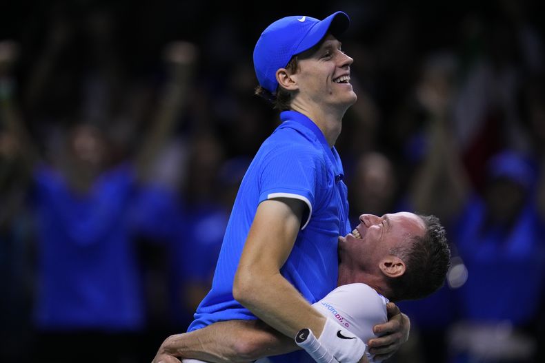 El italiano Jannik Sinner celebra con el capitán Filippo Volandri tras su victoria ante el neerlandés Tallon Griekspoor para conseguir el punto de campeonato en las Finales de la Copa Davis, el domingo 24 de noviembre de 2024. (AP Foto/Manu Fernández)