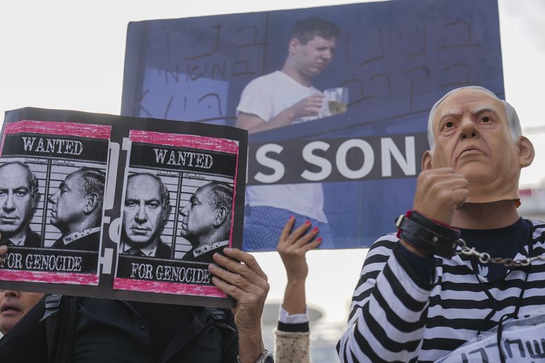 Manifestantes protestas contra el primer ministro de Israel, Benjamin Netanyahu, en el exterior de un tribunal en Tel Aviv, el 10 de diciembre de 2024. (AP Foto/Ariel Schalit)