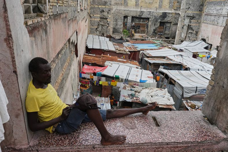 Un hombre descansa en un refugio para familias desplazadas por la violencia de pandillas en Puerto Príncipe, Haití, el miércoles 18 de marzo de 2026. (AP Foto/Odelyn Joseph)