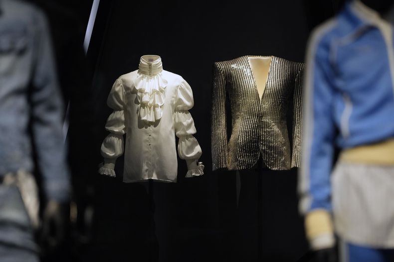Diseños de Louis Wells, usados por Prince, segundo desde la izquierda, y de Pat Campano, usados por Sylvester, segundo desde la derecha, se exhiben en la exposición del Instituto del Vestido del Museo Metropolitano de Arte, Superfine: Tailoring Black Style, el sábado 3 de mayo de 2025, en Nueva York. (Foto Charles Sykes/Invision/AP)