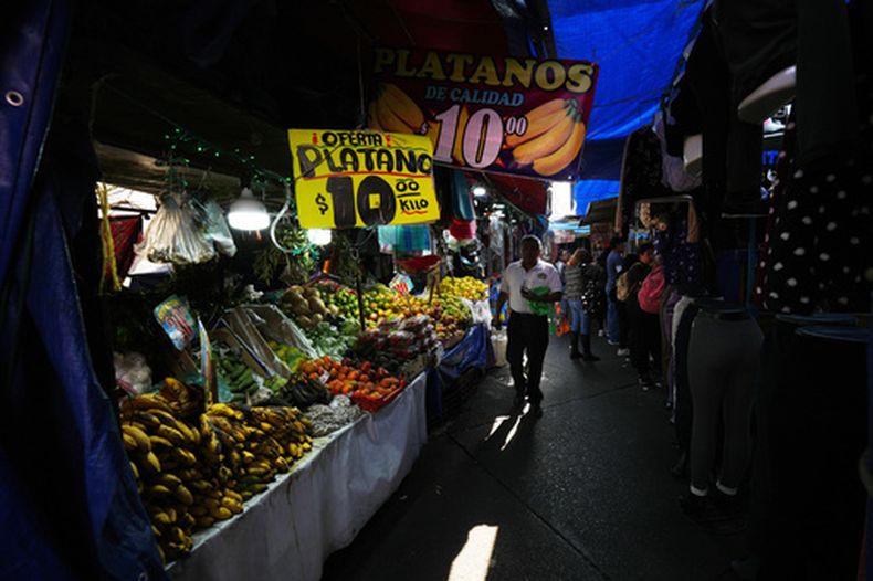 ARCHIVO - Una compradora camina por el mercado al aire libre de Tacubaya en la Ciudad de México, 7 de enero de 2026. (AP Foto/Marco Ugarte, Archivo)