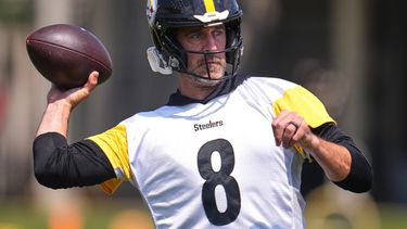 El quarterback de los Steelers de Pittsburgh Aaron Rodgers participa en los entrenamientos voluntarios del equipo el lunes 18 de mayo del 2026. (AP Foto/Gene J. Puskar)