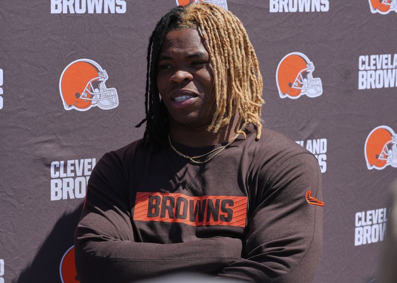 El corredor de los Browns de Cleveland, Quinshon Judkins, habla durante una conferencia de prensa en el minicampamento de novatos del equipo de fútbol americano de la NFL en Berea, Ohio, el 9 de mayo de 2025. (AP Foto/Sue Ogrocki, archivo)