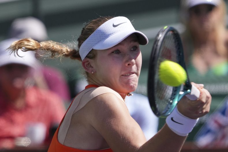 Mirra Andreeva devuelve ante Aryna Sabalenka en la final del Abierto de Indian Wells, el 16 de marzo de 2025, en Indian Wells, California. (AP Foto/Mark J. Terrill)