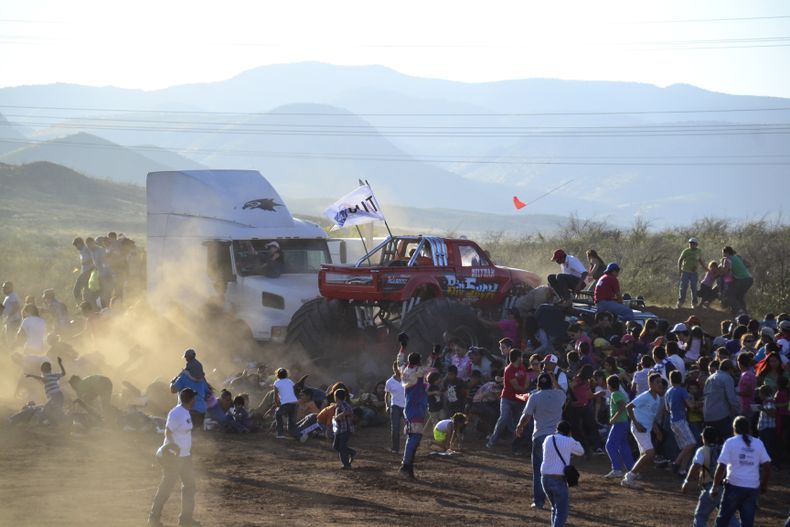 Gente corre despu&eacute;s de que el conductor de una camioneta modificada perdi&oacute; el control del veh&iacute;culo durante una exhibici&oacute;n a&eacute;rea en en la ciudad de Chihuahua, M&eacute;xico, el s&aacute;bado 5 de octubre de 2013. (Foto AP