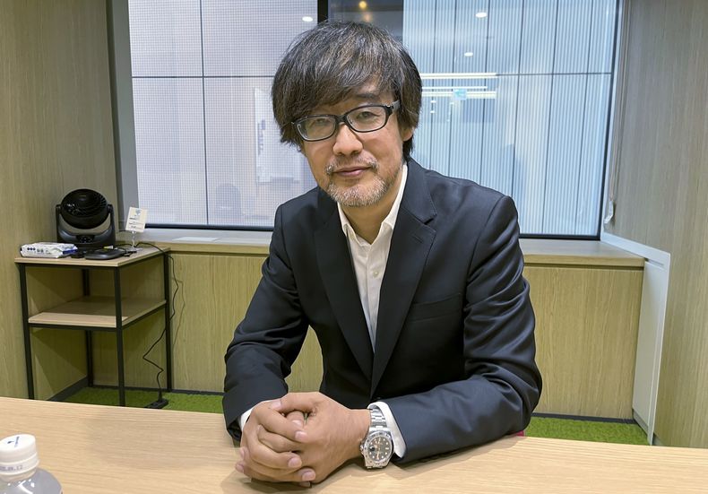 Takashi Yamazaki, director de la nueva película de Godzilla, en en una entrevista con The Associated Press en la sede del estudio Toho en Tokio el miércoles 1 de noviembre de 2023. Godzilla dijo que estaba decidido a resaltar lo que él cree que es la espiritualidad esencialmente japonesa que caracteriza a la Gozdilla original de 1954. (Foto AP/Yuri Kageyama)